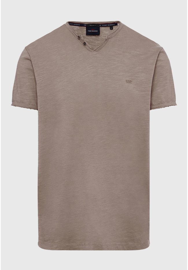 Essential t-shirt with henley neck and raw cuts