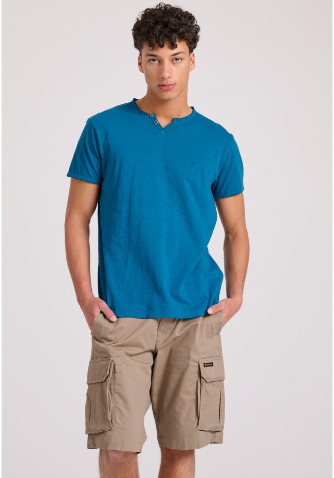 T-shirt με λαιμό henley και raw cuts - The essentials