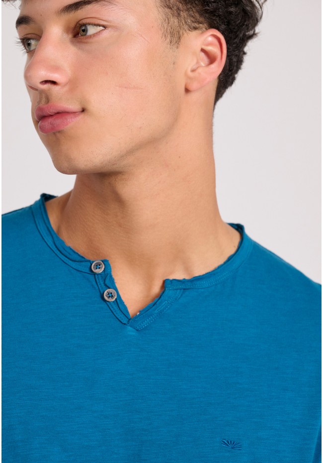 T-shirt με λαιμό henley και raw cuts - The essentials