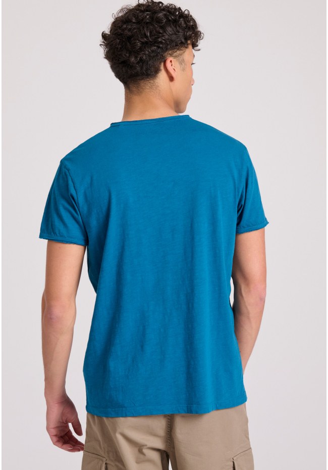 T-shirt με λαιμό henley και raw cuts - The essentials