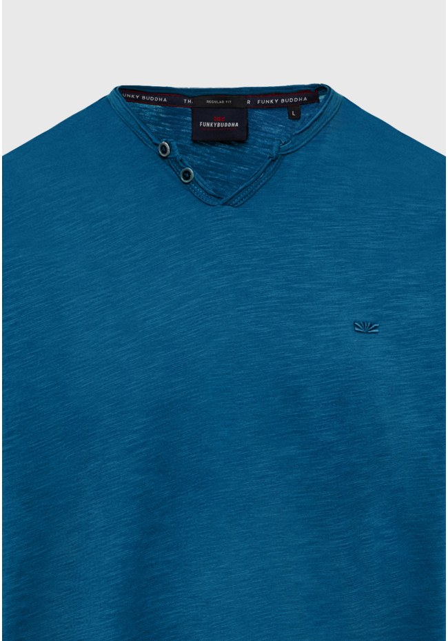 T-shirt με λαιμό henley και raw cuts - The essentials