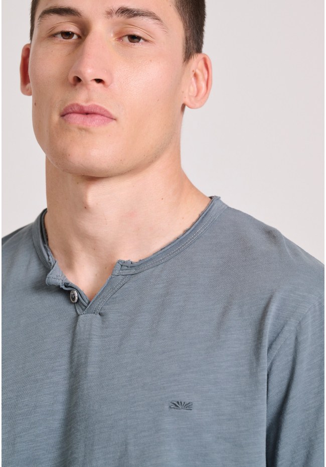 T-shirt με λαιμό henley και raw cuts - The essentials