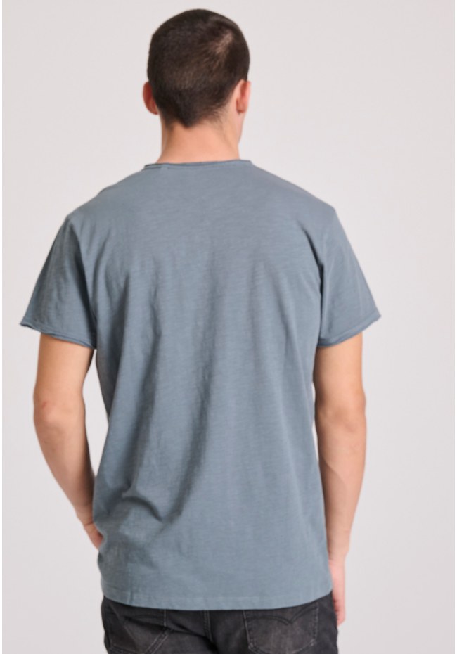 T-shirt με λαιμό henley και raw cuts - The essentials
