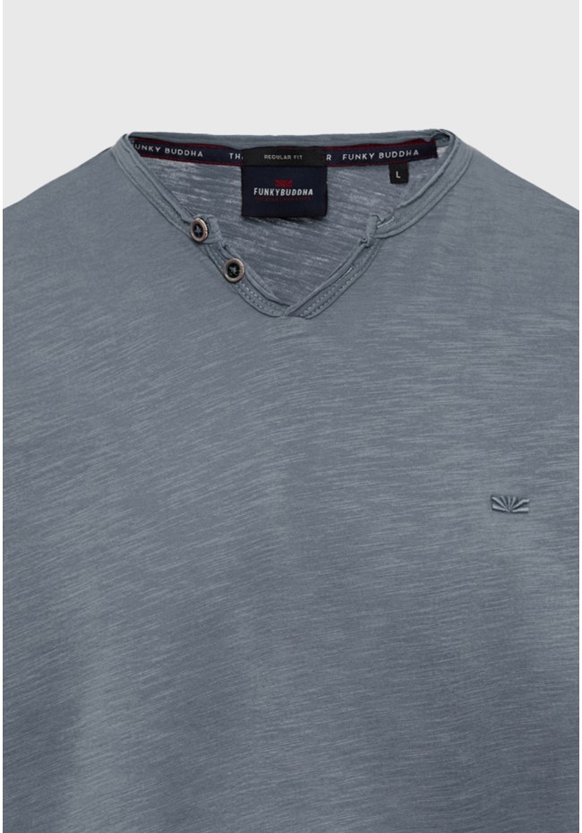 T-shirt με λαιμό henley και raw cuts - The essentials