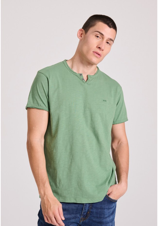 T-shirt με λαιμό henley και raw cuts - The essentials