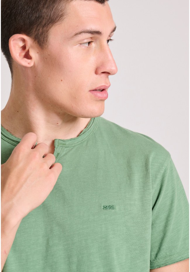 T-shirt με λαιμό henley και raw cuts - The essentials