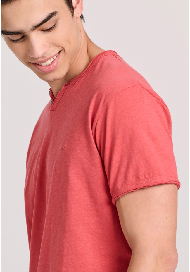 T-shirt με λαιμό henley και raw cuts - The essentials