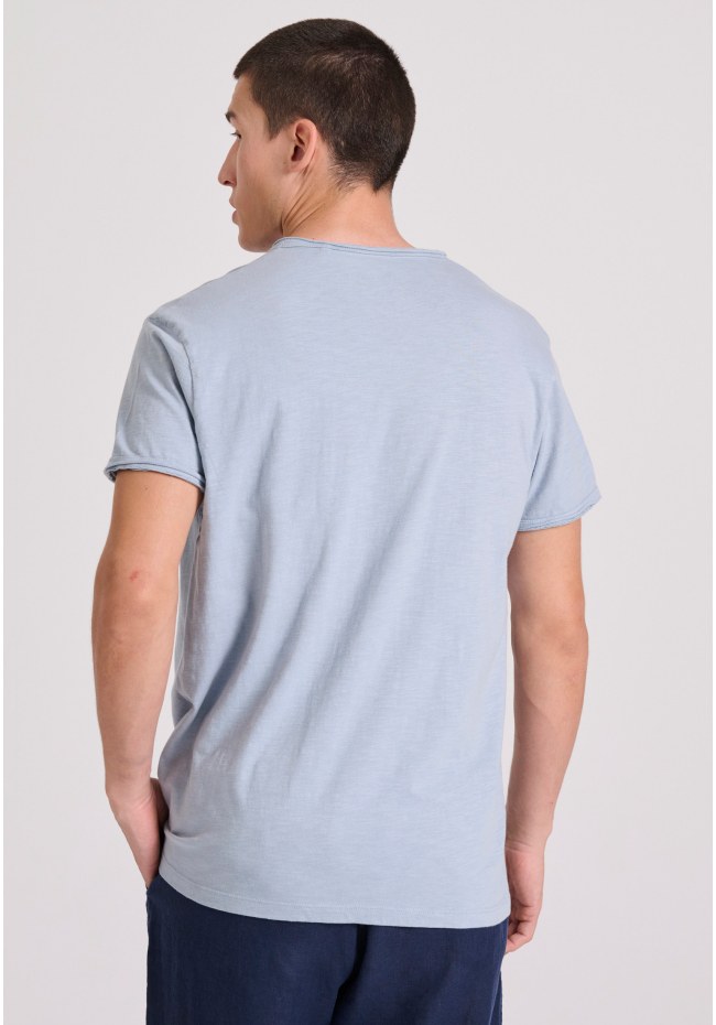 T-shirt με λαιμό henley και raw cuts - The essentials