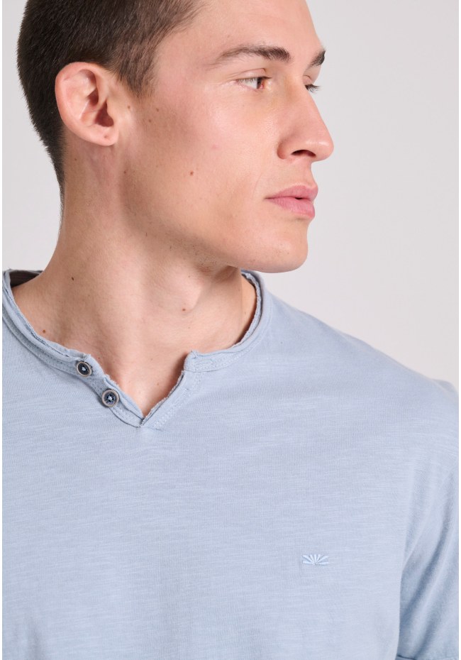 T-shirt με λαιμό henley και raw cuts - The essentials