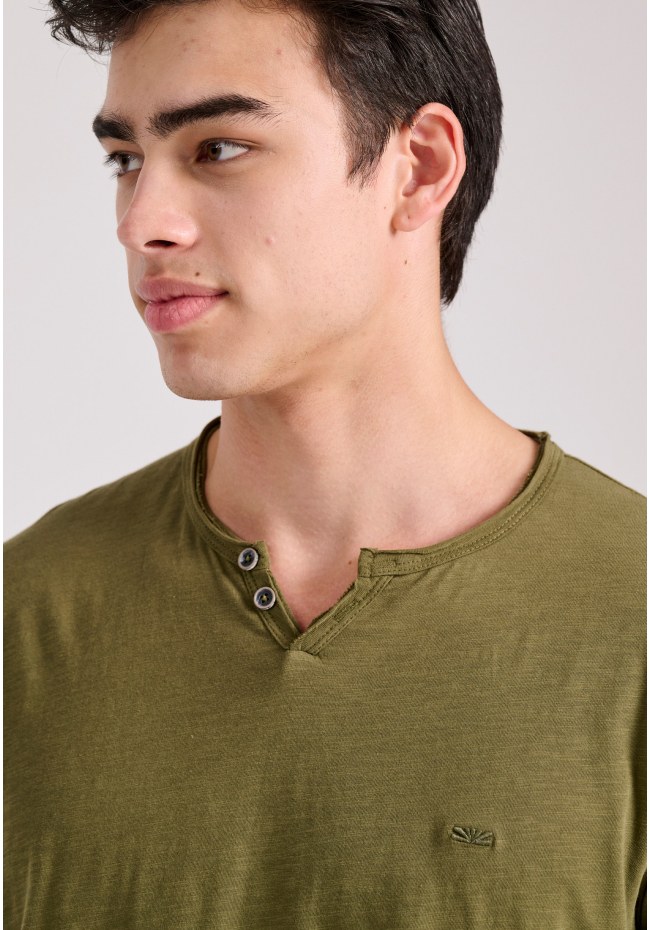 Essential t-shirt with henley neck and raw cuts