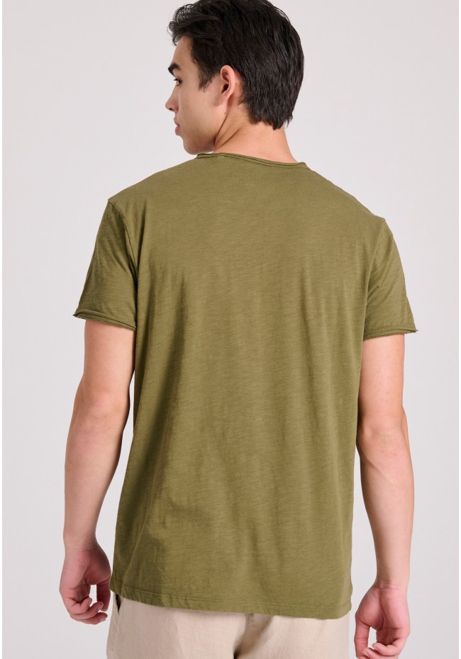Essential t-shirt with henley neck and raw cuts