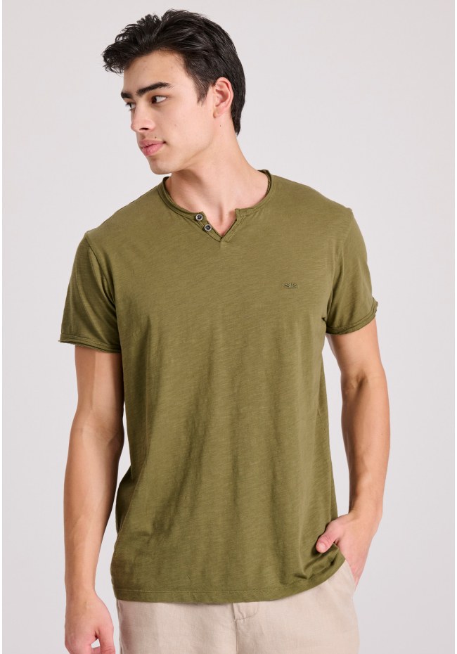 Essential t-shirt with henley neck and raw cuts