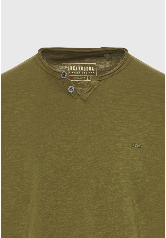 Essential t-shirt with henley neck and raw cuts