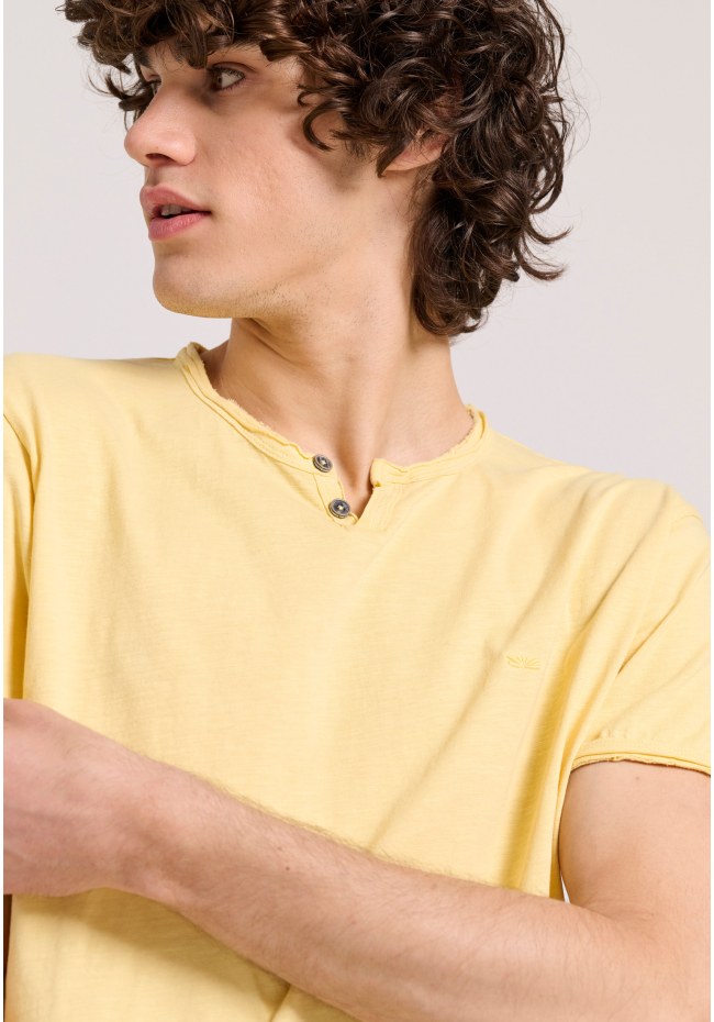 Essential t-shirt with henley neck and raw cuts