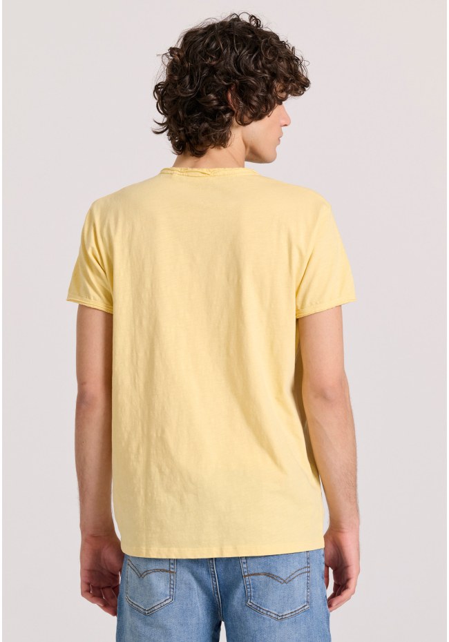 Essential t-shirt with henley neck and raw cuts