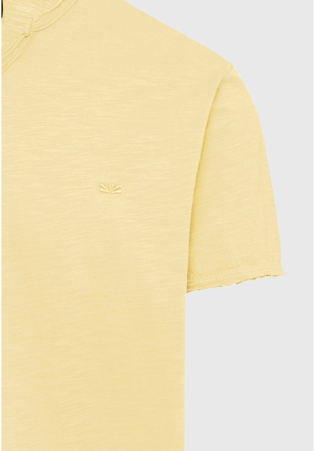 Essential t-shirt with henley neck and raw cuts
