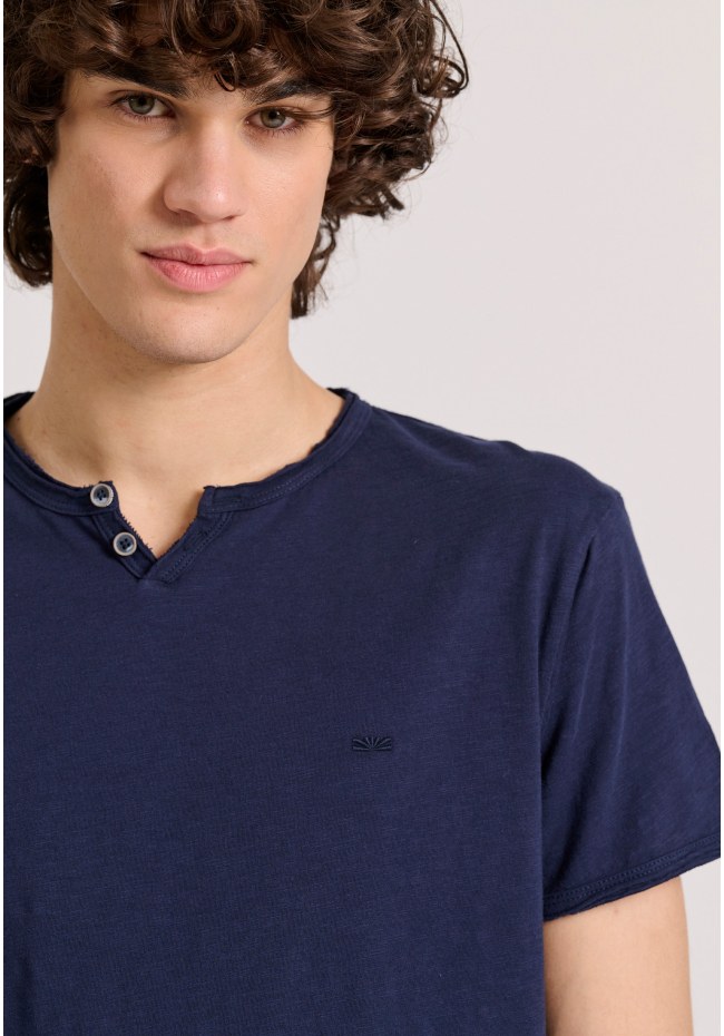 T-shirt με λαιμό henley και raw cuts - The essentials
