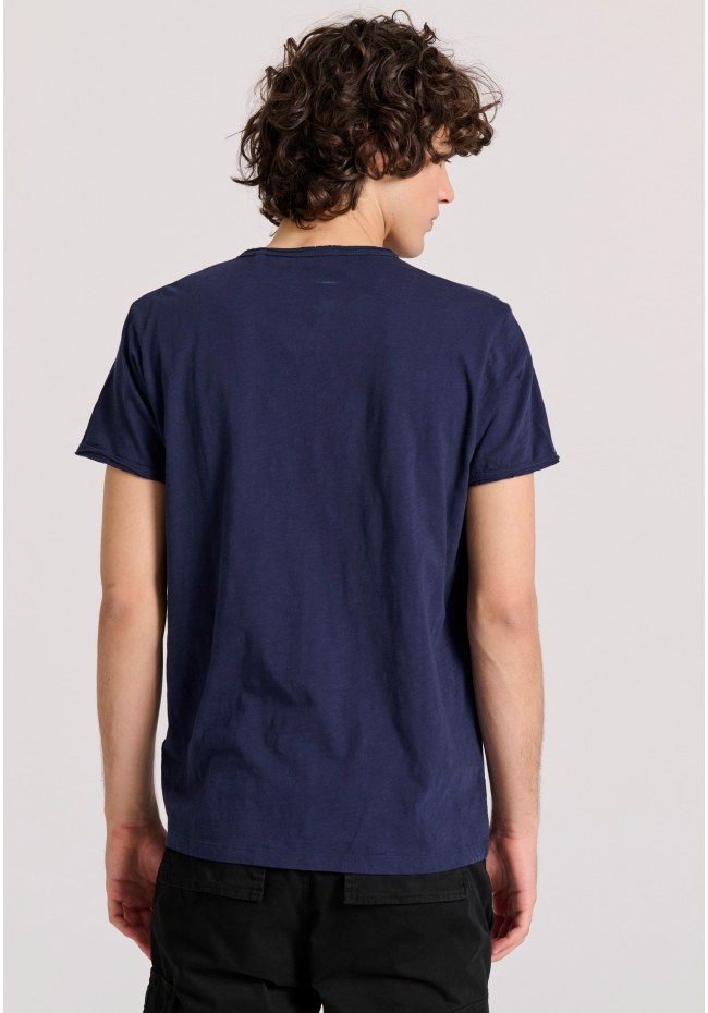 T-shirt με λαιμό henley και raw cuts - The essentials
