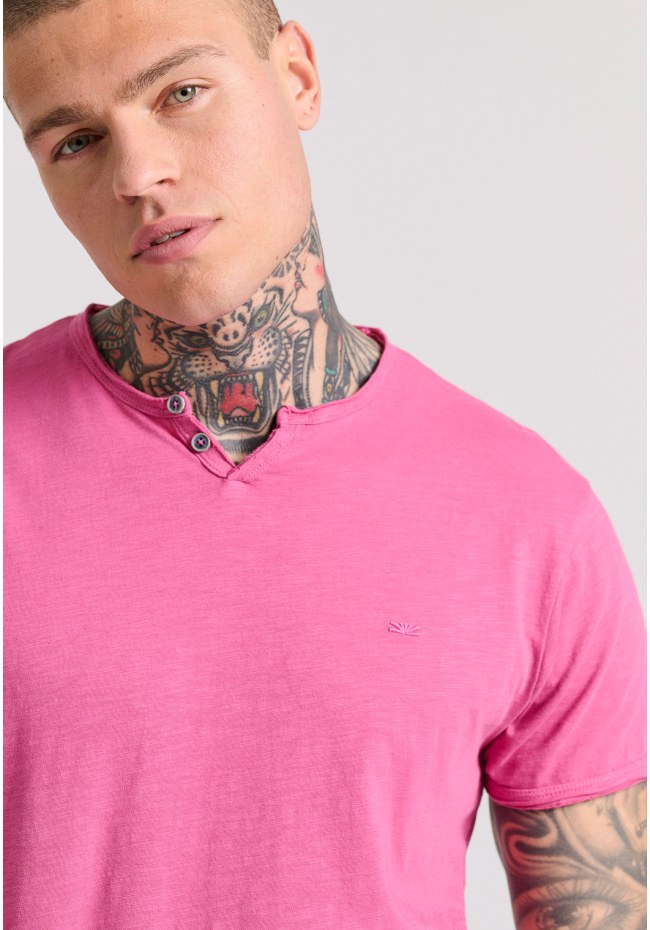 T-shirt με λαιμό henley και raw cuts - The essentials