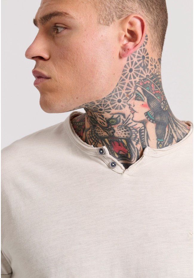 T-shirt με λαιμό henley και raw cuts - The essentials