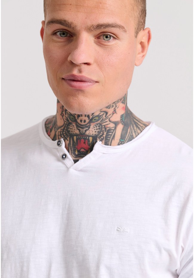 T-shirt με λαιμό henley και raw cuts - The essentials