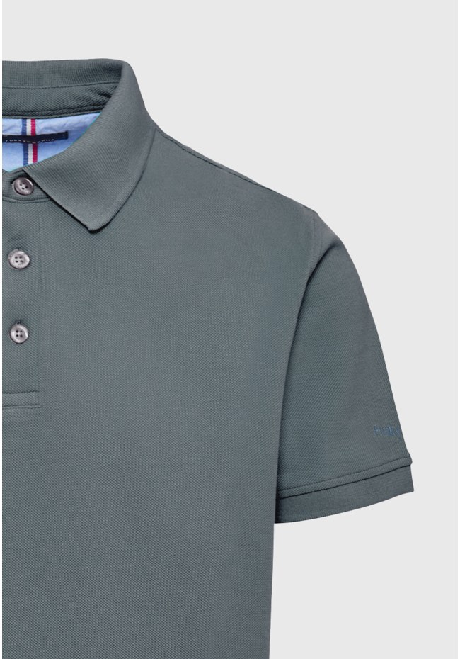 Polo shirt with embroidery on the sleeve
