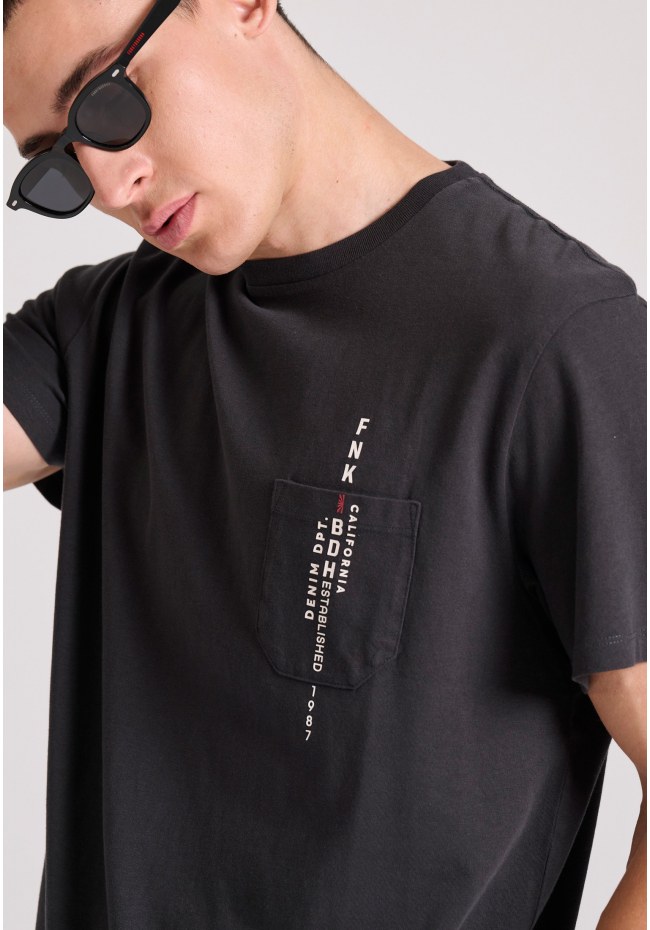 T-shirt με τύπωμα και τσέπη στο στήθος
