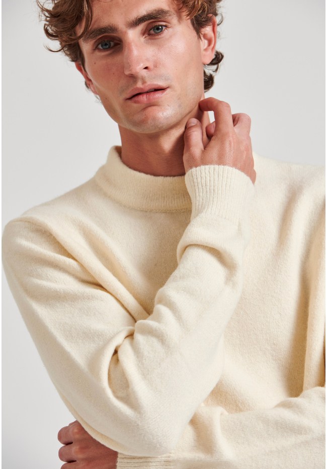 Ανδρικό πουλόβερ με στρογγυλή λαιμόκοψη