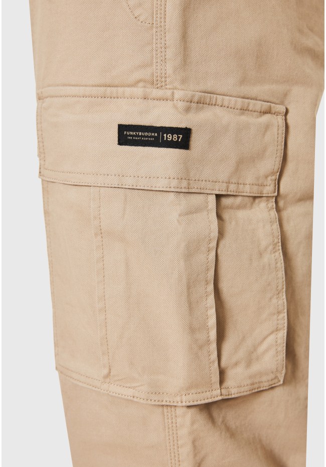 Loose fit cargo παντελόνι σε micro ζακάρ ύφανση (dobby)