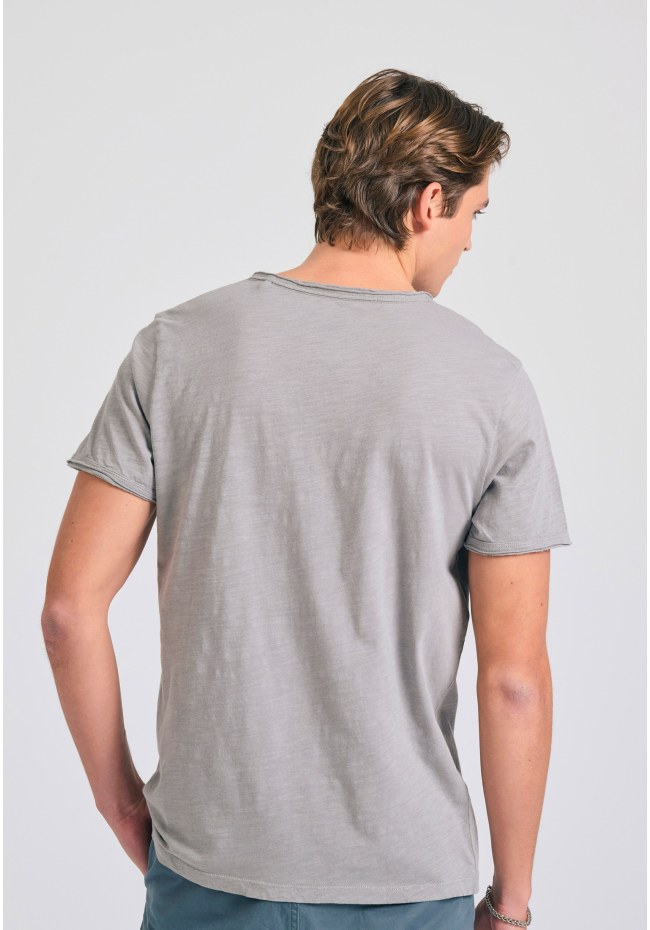T-shirt with henley neck and raw cuts - The essentials