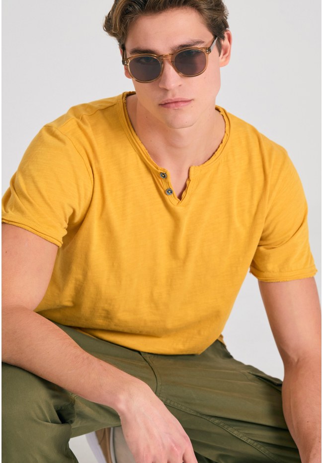 T-shirt με λαιμό henley και raw cuts - The essentials