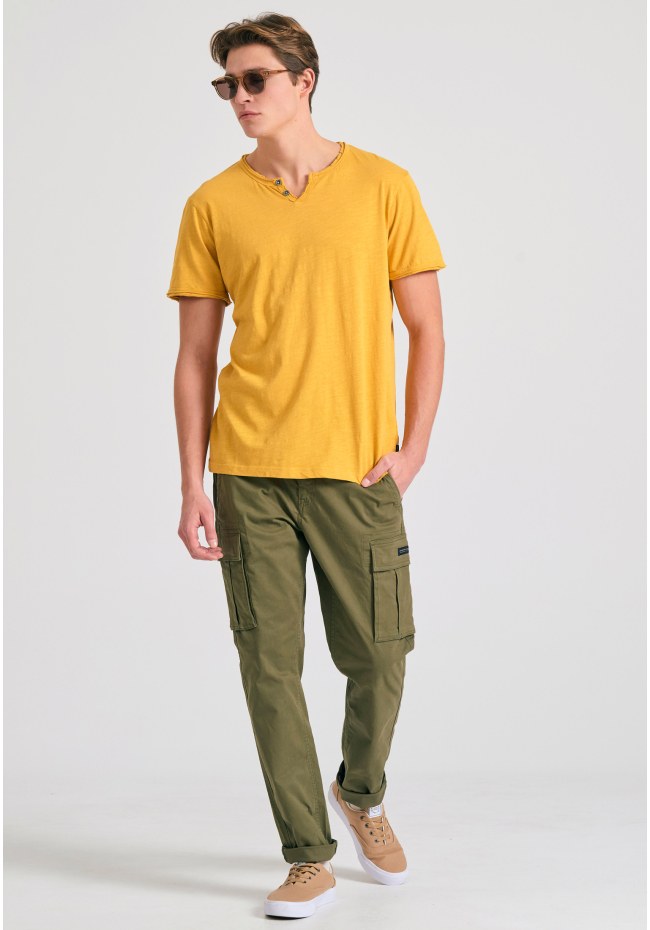T-shirt με λαιμό henley και raw cuts - The essentials