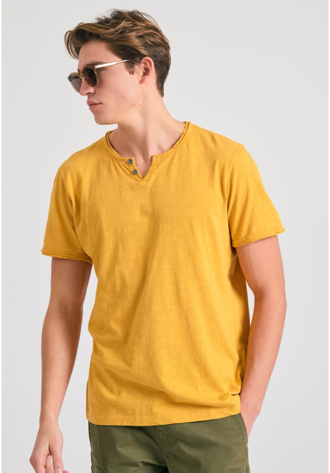T-shirt με λαιμό henley και raw cuts - The essentials