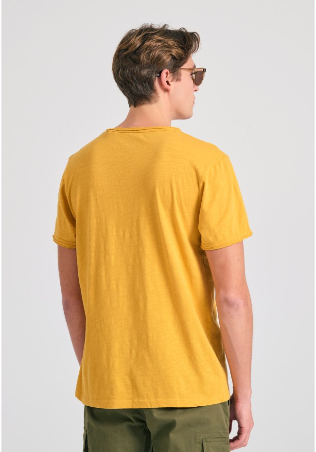 T-shirt με λαιμό henley και raw cuts - The essentials