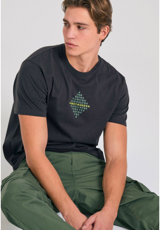 T-shirt με τύπωμα στο στήθος