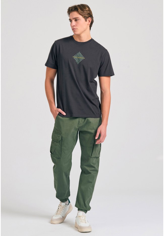 T-shirt με τύπωμα στο στήθος