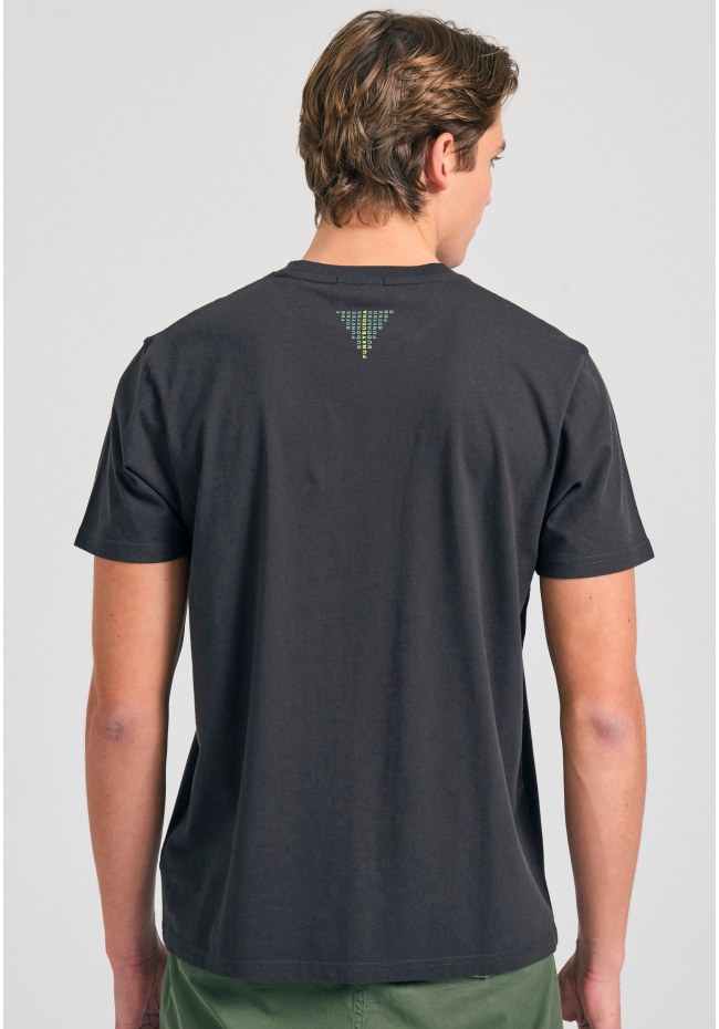 T-shirt με τύπωμα στο στήθος