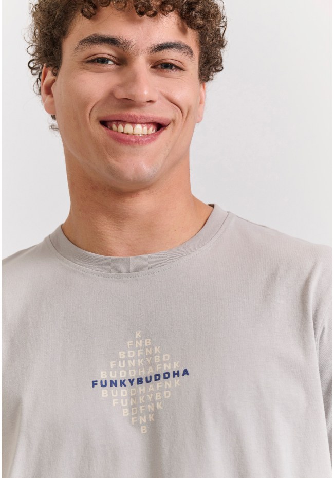 T-shirt με τύπωμα στο στήθος