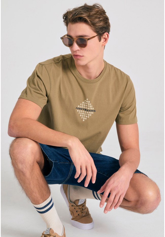 T-shirt με τύπωμα στο στήθος