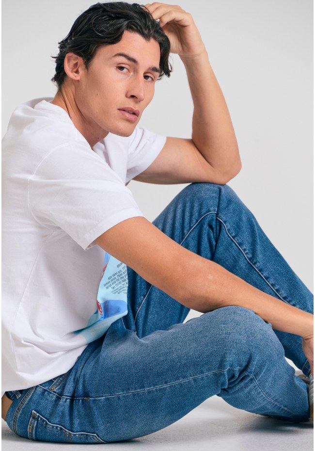 Slim tapered fit τζιν παντελόνι με ελαφρύ ξεθώριασμα