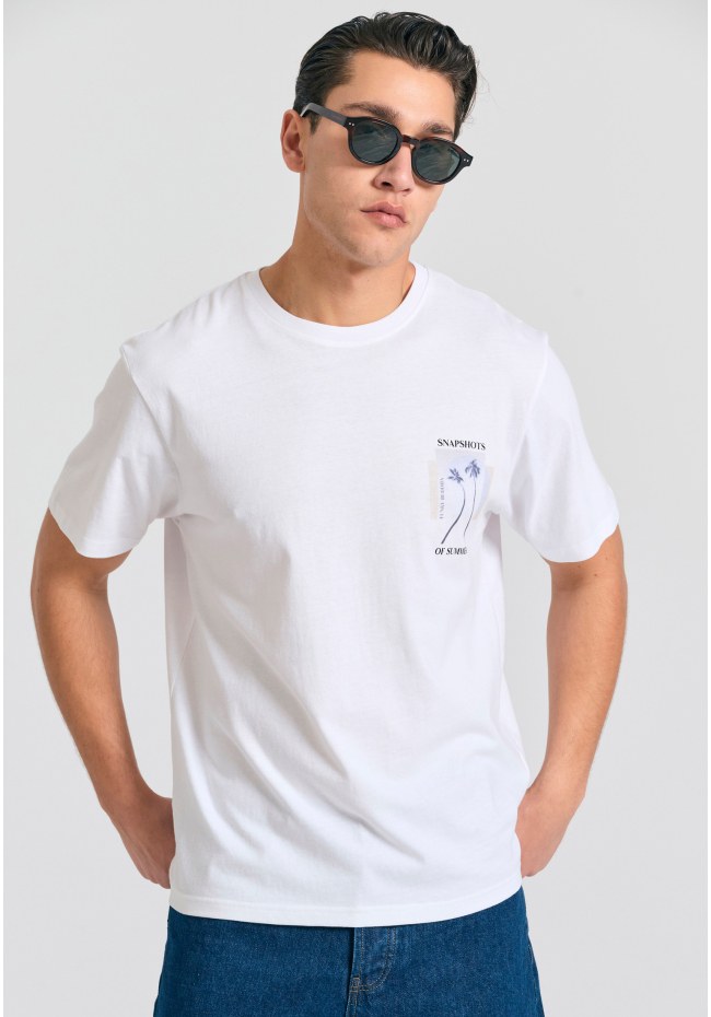 T-shirt with photographic print on the back