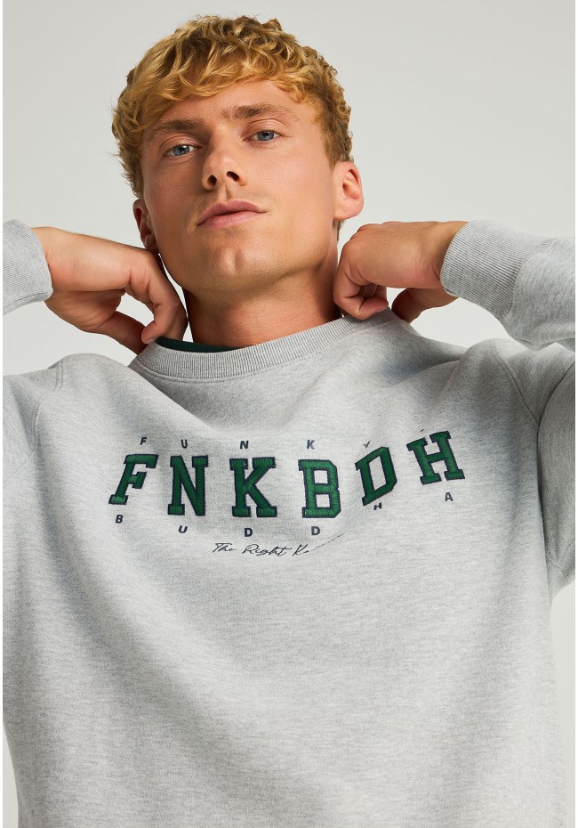 Relaxed fit φούτερ με κέντημα στο στήθος