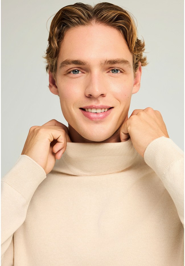 Men's knitted turtleneck sweater