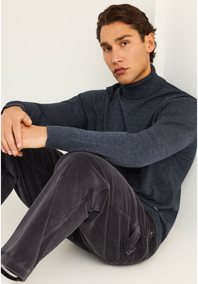 Men's knitted turtleneck sweater