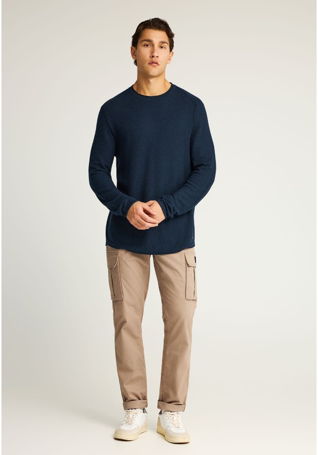 Ανδρική μονόχρωμη πλεκτή μπλούζα με λαιμόκοψη