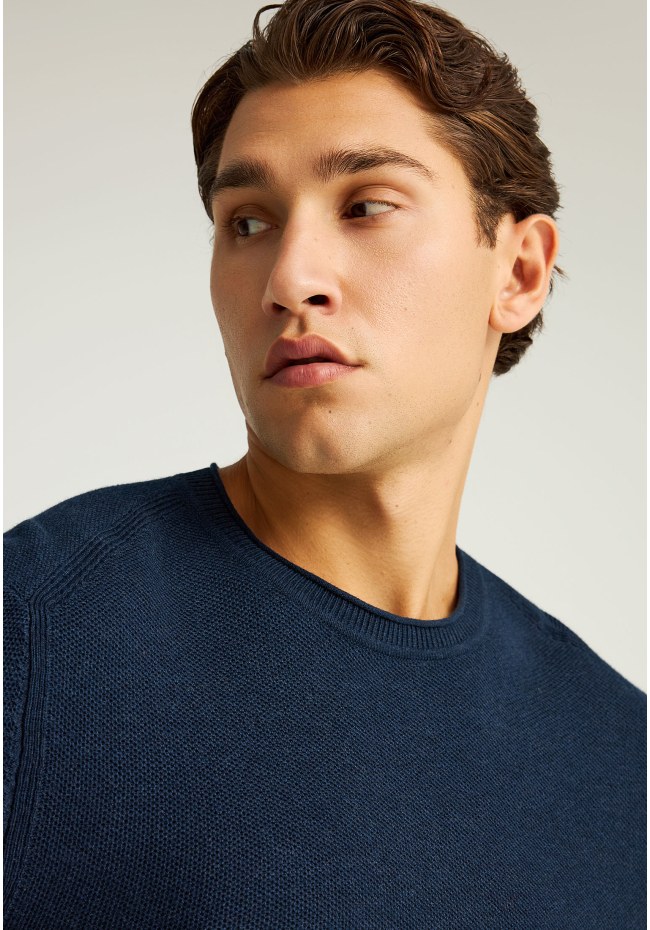 Ανδρική μονόχρωμη πλεκτή μπλούζα με λαιμόκοψη