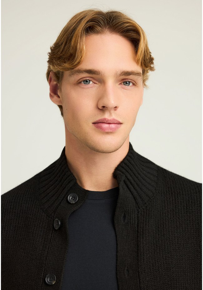 Ανδρική πλεκτή ζακέτα με ψηλή λαιμόκοψη