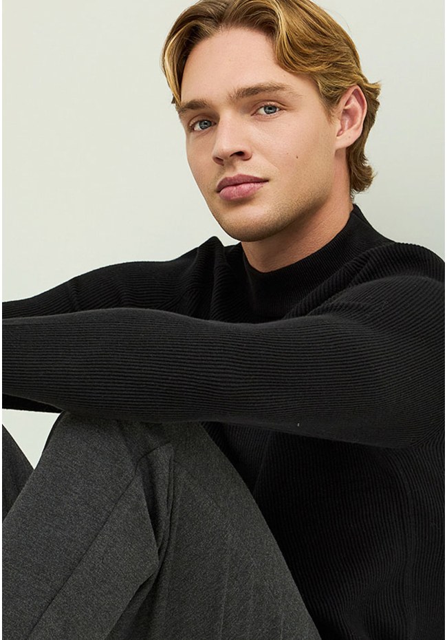 Men's knitted cotton mock neck sweater
