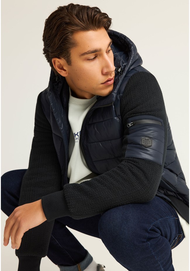 Ανδρικό puffer μπουφάν με κουκούλα και πλεκτά μανίκια