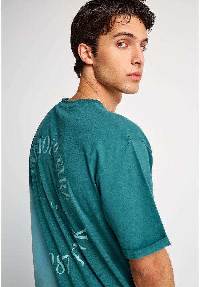 Ανδρικό relaxed t-shirt με τύπωμα στην πλάτη